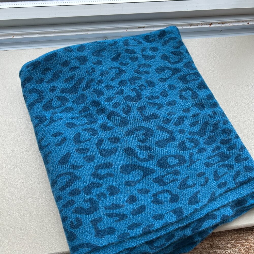 100% cashmere - FEATHERWEIGHT CASHMERE TRAVEL WRAP & scarf Blue leopard